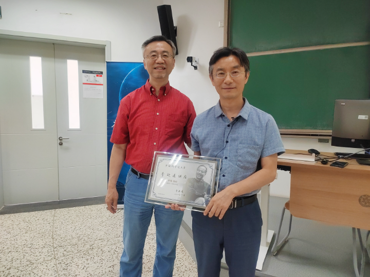 清华大学崔伟教授左为曹俊研究员右授牌