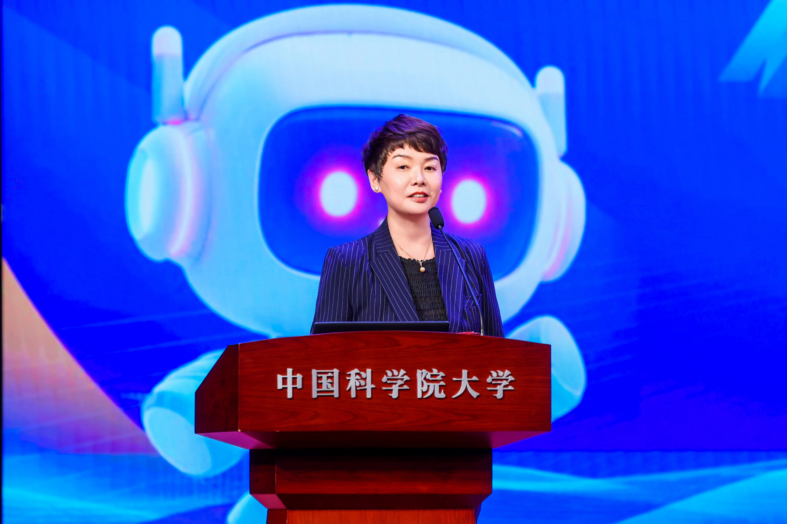 2.国科大校友会办公室主任刘红雨主持论坛