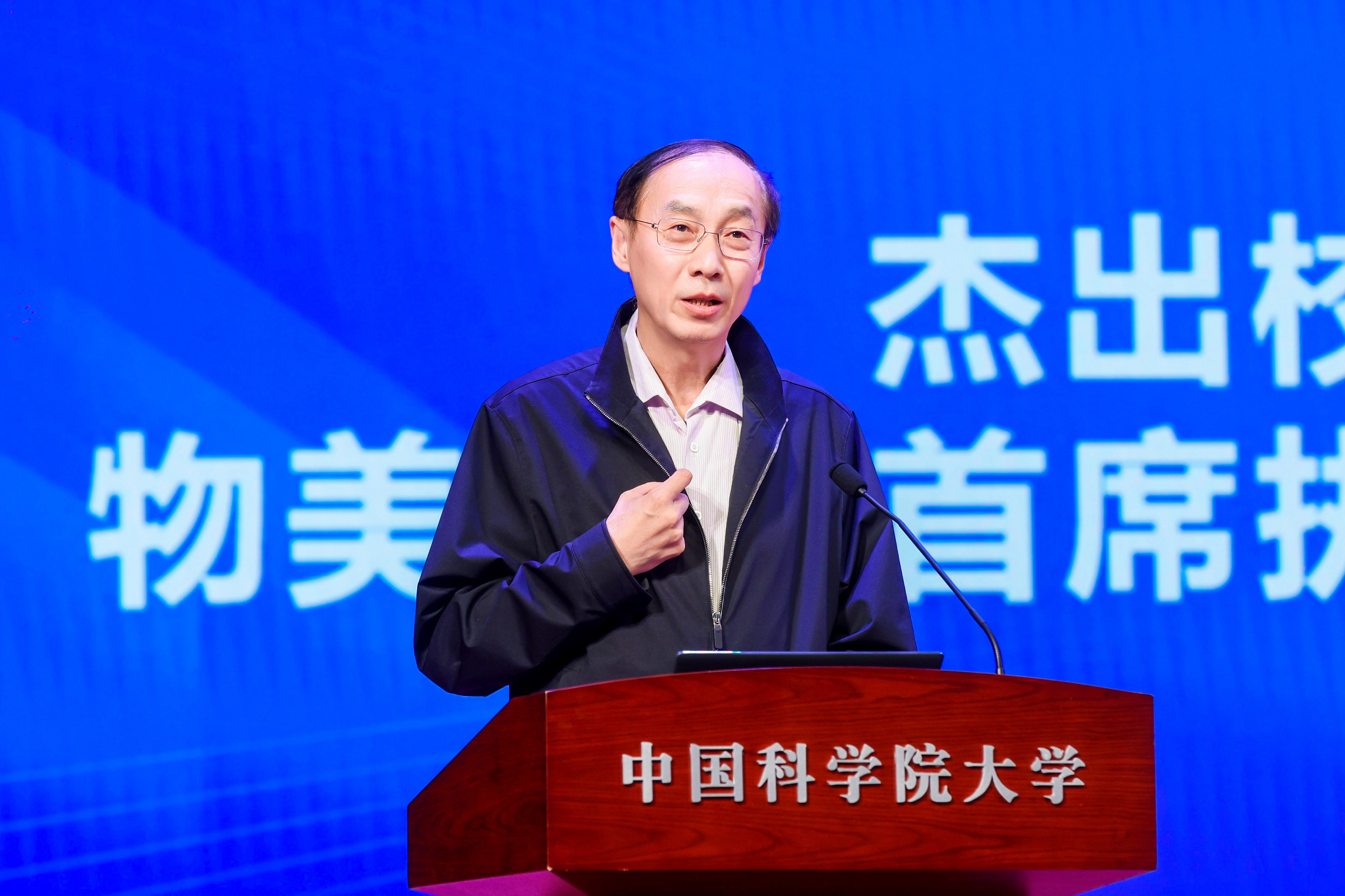 4.杰出校友企业家张斌致辞