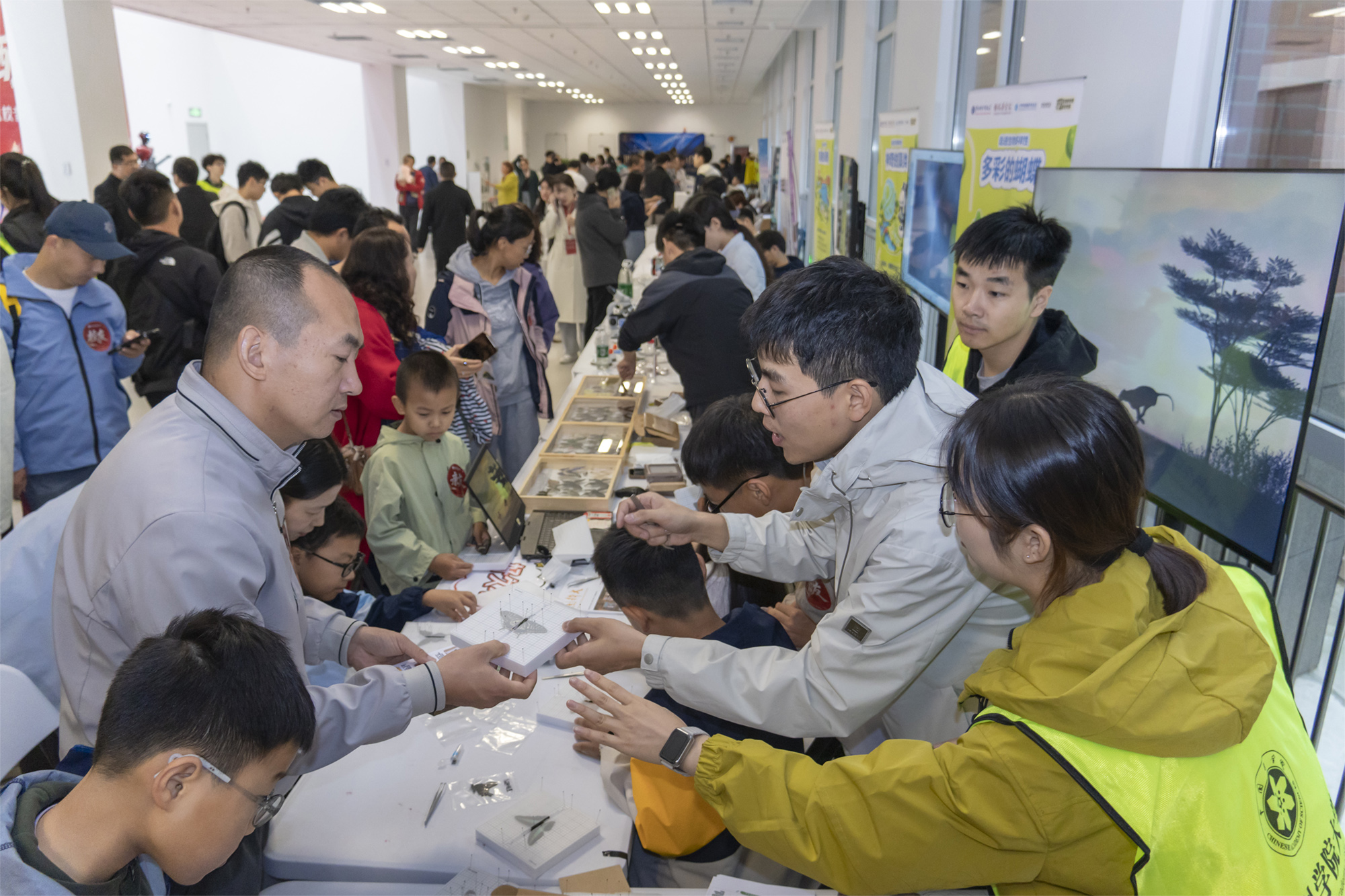 12.校友携子女参加科普集市互动