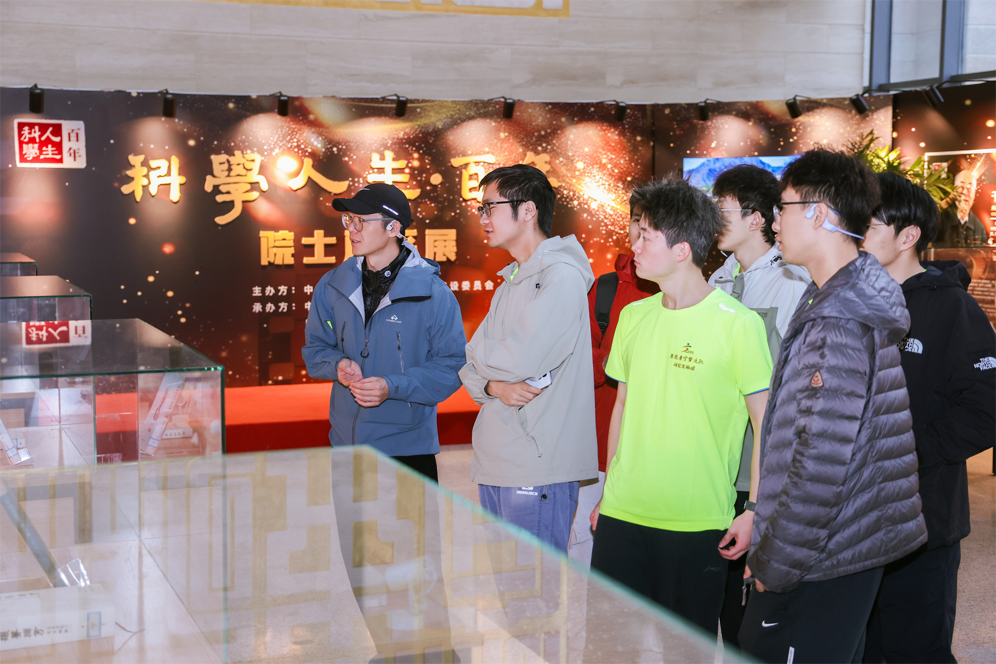 4.校友们驻足观看展品
